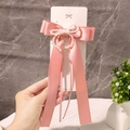 Haarklammer mit rosa Seidenschleife, weißen Perlen und langen Bändern auf Displaykarte - Perlen Streamer Stil / Rosa Perlen Band Stil