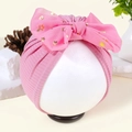 Detailansicht der rosa Baby-Turban-Mütze mit großer goldener Stern-Mesh-Schleife - Bohnengrün mit Sternen