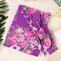 Couverture d'emmaillotage fleurie violette et bandeau à nœud assorti sur fond blanc épuré - Violet