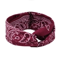 Dettaglio della fascia sportiva paisley rosso scuro con tessuto elastico e nodo - Borgogna