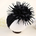 Détail du bandeau turban noir orné d'une grande fleur multicouche et de paillettes - Noir