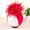 Nahaufnahme eines roten Baby-Turbans mit großer Seidenblume und funkelnden Pailletten - Rot