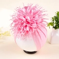 Detail einer Baby-Turbanmütze mit großer rosa Stoffblume und glitzernden Strasssteinen - Rosa