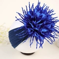 Vue détaillée du bandeau fleur bleu foncé avec strass sur un mannequin d'enfant - Bleu foncé