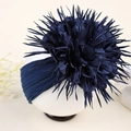 Détail du bandeau bébé bleu marine avec grande fleur multicouche et petites perles blanches - Bleu marine