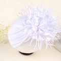 Détail d'un bandeau blanc pour bébé avec une grande fleur en satin, strass et plumes - Blanc