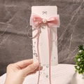 Pinza para el pelo con lazo rosa, encaje, borla larga y perla en tarjeta de muestra - Estilo de Cinta de Encaje / Estilo de Cinta de Encaje Rosa