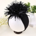Schwarzes Baby-Stirnband mit großer Blume, Glitzersteinen und Feder-Textur-Detail - Schwarz