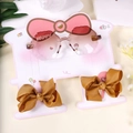 Set occhiali sfumati rosa per bambini e mollette a fiocco giallo senape su cartoncino - Occhiali esagonali e fiocco 3D marrone