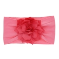Elastisches Baby-Stirnband in Pfirsichrosa mit großer, carminroter Chiffonblume als Detail - Wassermelonenrot