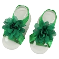 Sandales pieds nus pour bébé avec fleur en mousseline vert vif sur moule de pied en plastique - Vert de Noël