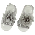 Sandales pieds nus avec fleur en mousseline gris argenté et bandes élastiques pour nouveau-nés - Gris