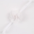 Dettaglio della fascia per neonata con fiore in chiffon bianco su sfondo bianco - Bianco