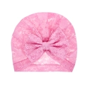 Rosa Baby-Turbanmütze aus Spitze mit einer großen floralen Schleife und feiner Textur - Rosa
