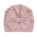 Bonnet bébé en coton côtelé rose avec un grand nœud décoratif et texture douce - Vieux rose