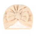 Détail de la doublure en polaire douce et du nœud en peluche sur ce bonnet chaud pour bébé - Blanc Cassé