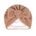Detailansicht der braunen Teddy-Fleece Babyhaube mit Schleife und weichem Innenfutter - Khaki