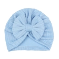 Bonnet turban bébé bleu clair avec un grand nœud et une texture en maille gaufrée - Rose bonbon