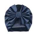 Detail eines dunkelblauen Turban-Huts aus Samt für Babys mit großer Schleife und Overlock-Naht - Blau (Schleife)