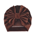 Detail einer kaffeebraunen Baby-Turban-Mütze aus Samt mit großer Schleife und feinen Nähten - Dunkelbraun (Schleife)