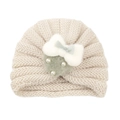 Beigefarbene Baby-Strickmütze mit flauschigem Herz, blauer Schleife und Perlendetails - Weiß