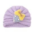 Lila gestrickte Babymütze mit Erdbeer-Filzdekor und eleganten Perlenakzenten - Lila