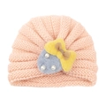 Rosa gestrickte Baby-Turbanmütze mit grauem Erdbeeraufnäher und gelber Schleife - Blassgrün