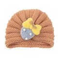 Rosa gestrickte Erdbeer-Babymütze mit Plüschdekor und gelber Schleife für den Winter - Aprikose