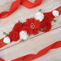 Cintura per gravidanza con fiori rossi, foglie verdi e rubino centrale - Rosso