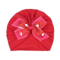 Vue détaillée du bonnet turban rouge pour bébé avec un nœud imprimé cœur et tissu en coton doux - Rouge
