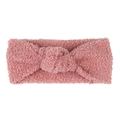 Detail der rosa Teddy-Fleece-Textur auf dem warmen verknoteten Kinder-Stirnband - Knoten-Dekor / Altrosa