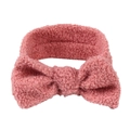 Detailansicht eines weichen rosa Sherpa-Fleece-Stirnbands mit großer Schleife für Haarpflege - Altrosa