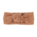 Detail eines warmen braunen Teddy-Fleece-Stirnbands mit Knotendesign für Kinder - Knoten-Dekor / Khaki