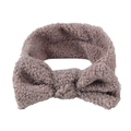 Gros plan sur la texture pelucheuse et le grand nœud du bandeau pour enfant en polaire - Gris clair
