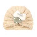 Bonnet bébé tricoté beige chaud avec cœur vert, nœud blanc et détails de perles - Crème