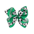 Dettaglio del fiocco per capelli in gros-grain verde con motivi realistici di palloni da calcio - Verde