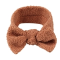 Detail der weichen braunen Teddy-Fleece-Struktur am Baby-Stirnband mit großer Plüschschleife - Hellkaffee