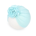Turbante de bebé azul menta con gran flor plisada elástica sobre un maniquí blanco - Azul