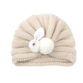 Turbante neonato in maglia beige con simpatico coniglietto di peluche per l'inverno - Bianco