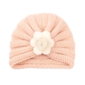 Bonnet en tricot rose pour bébé avec grande fleur blanche décorative et pompon en fausse fourrure - Bourgeon de Neige (Grande Fleur)