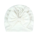 Detalle del turbante blanco para bebé con textura ondulada y un gran lazo frontal - Blanco (Ondulación del Agua)