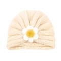Bonnet tricoté pour bébé avec fleur 3D et centre jaune de couleur beige crème - Blanc de Lait (Grande Fleur)