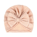 Detalle de gorro turbante para bebé rosa melocotón con tejido trenzado y lazo grande - Café Claro (Ondulación del Agua)