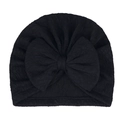 Detail der schwarzen Neugeborenen-Turbanmütze mit großer Schleife und Waffelstrickstoff - Schwarz