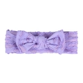 Detalle de diadema morada para bebé con textura de corazón hueco y lazo de punto suave - Morado