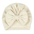 Detalle macro del gorro para bebé crema con lazo grande y textura de punto acanalado - Blanco Roto