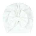 Dettaglio ravvicinato di un turbante bianco per neonati con fiocco e trama jacquard - Bianco Perlato