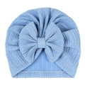 Dettaglio cappello a turbante per neonato azzurro con fiocco e trama jacquard - Blu Perlato