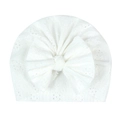 Bonnet blanc en dentelle ajourée pour bébé avec un grand nœud décoratif pour nouveau-nés - Blanc