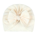 Détail du bonnet pour bébé en dentelle ajourée blanc crème avec un grand nœud décoratif - Blanc Cassé
